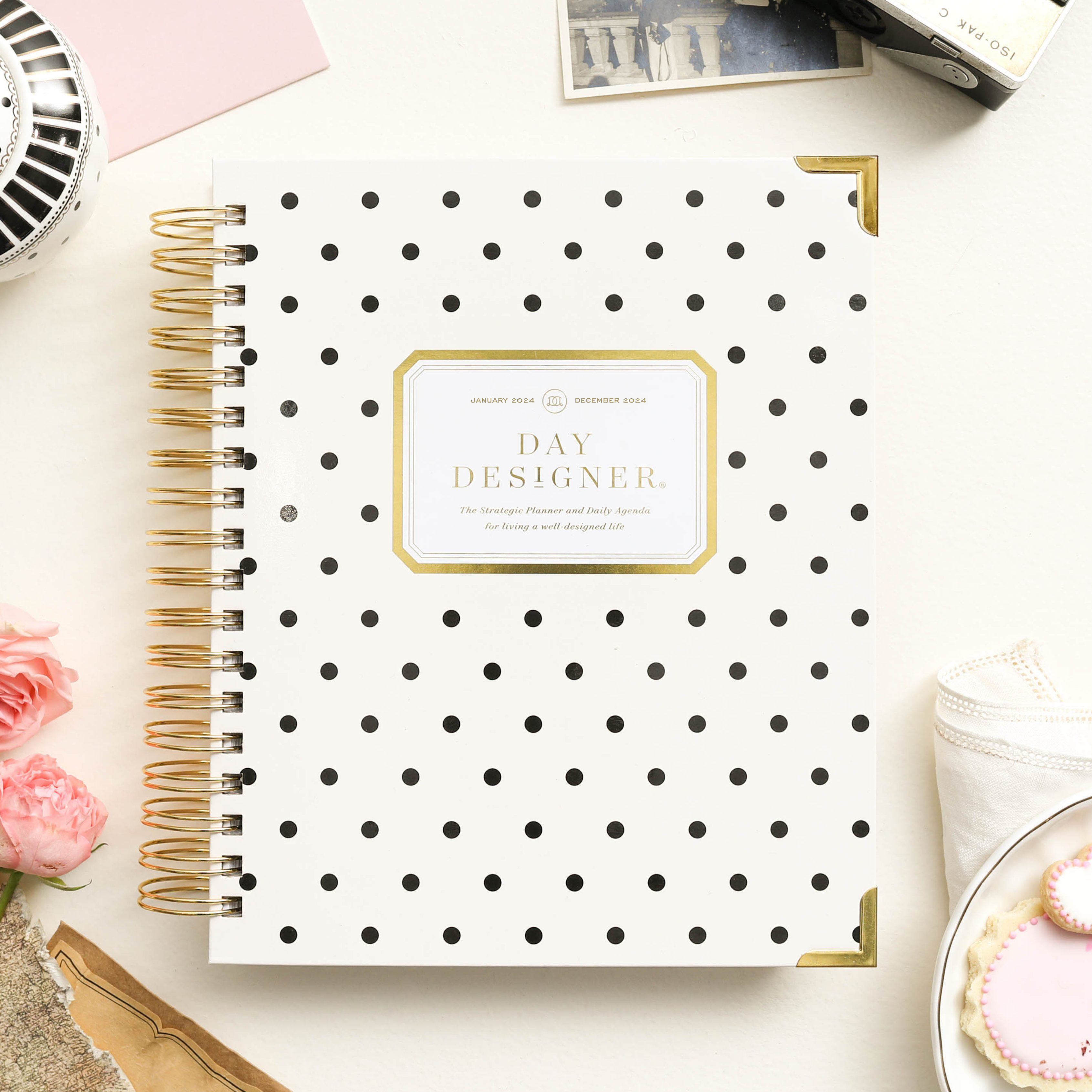 2024 Daily Planner: Classic Dot