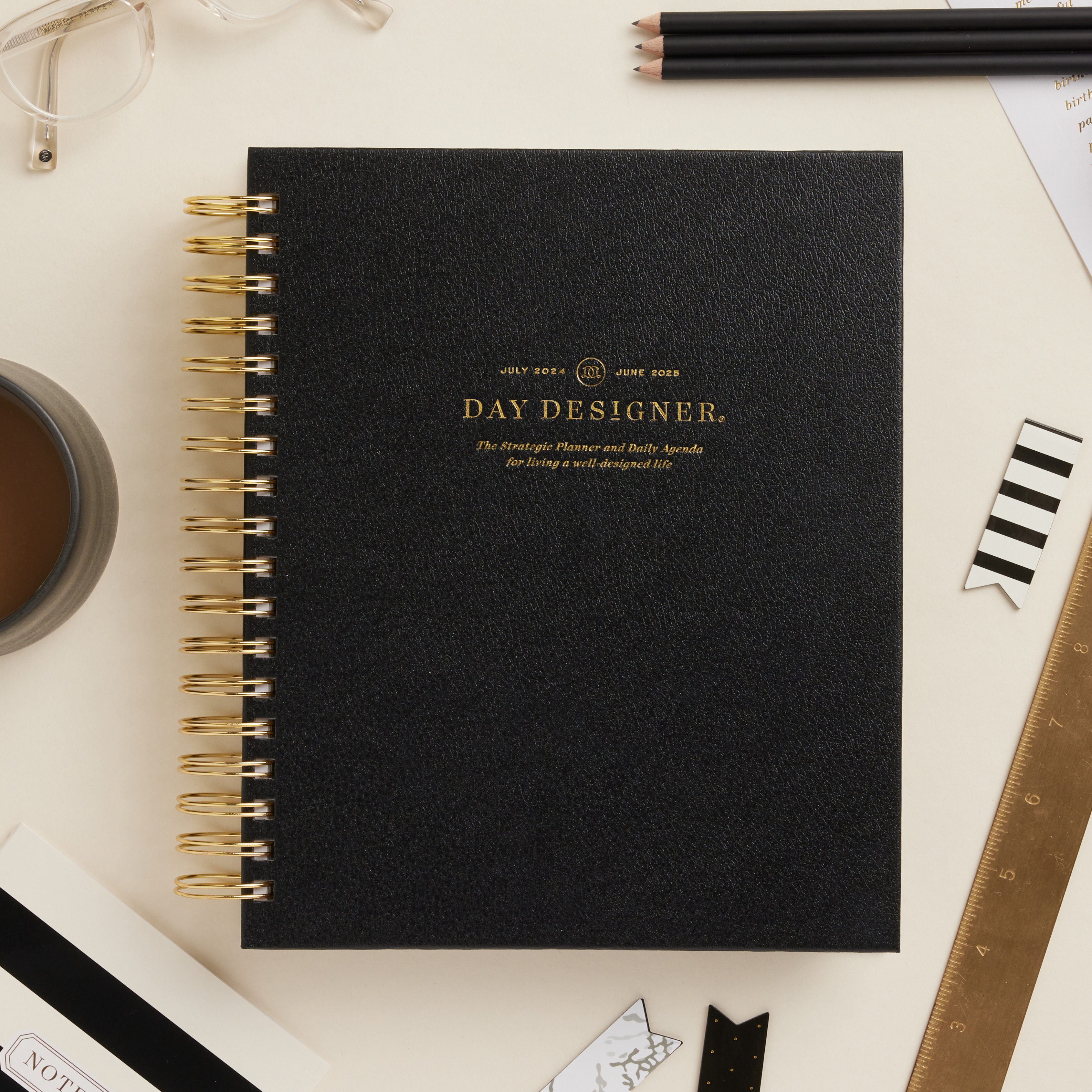 2024-25 Daily Planner: Classic Black Pebble Texture