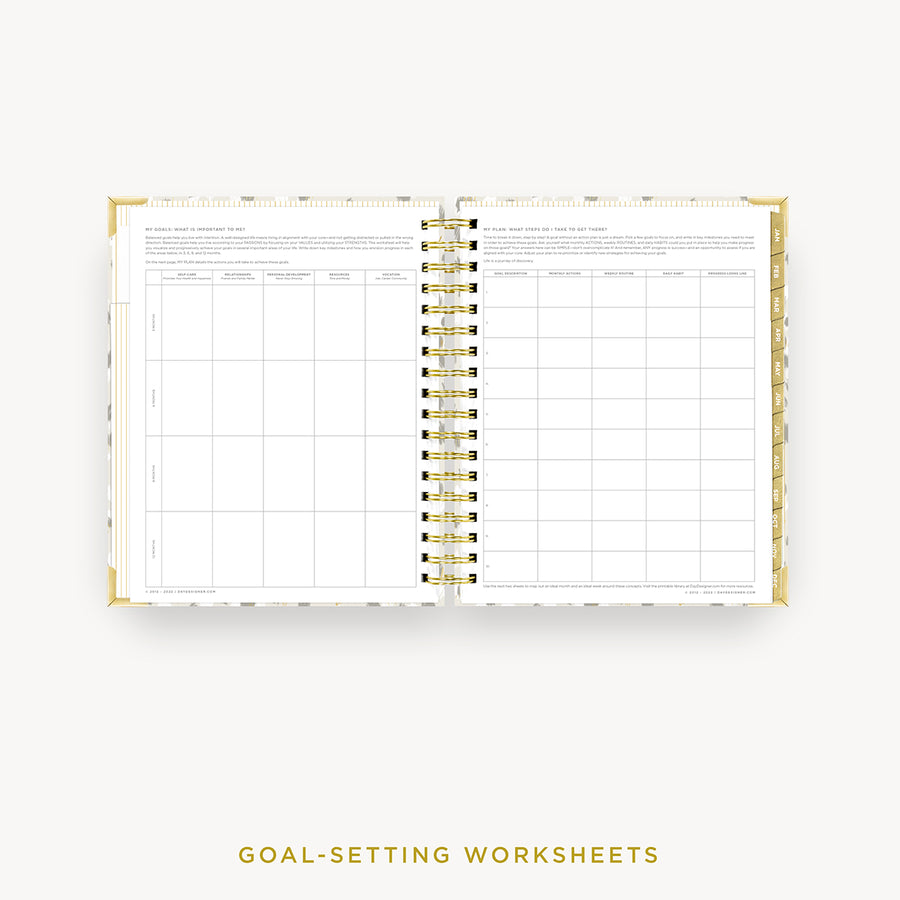 Day Designer 2024 daily planner: Chic cover with goals worksheet
