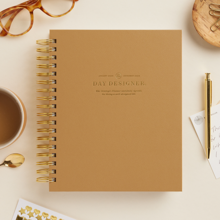 Day Designer 2025 daily planner: Caramel Latte Pebble Texture beautiful cover agenda book