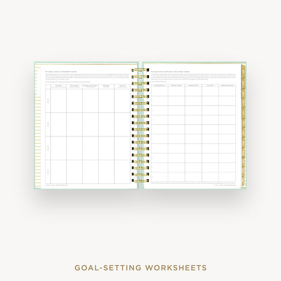 Day Designer 2025-26 daily planner: Sage Bookcloth cover with goals worksheet